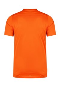 T-shirt de sport à manches courtes en orange vif, fabriqué dans un tissu respirant, doté d'un col rond et d'une surface lisse et texturée.