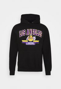 Felpa nera con cappuccio che presenta la scritta "LOS ANGELES LAKERS" in viola e giallo, accompagnata da una grafica di un pallone da basket. Materiale in cotone, con tasca frontale.