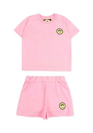 Set composto da maglietta rosa a maniche corte e pantaloncini con vita elastica, con logo a impronta di zampa gialla e nera sul petto e sui pantaloncini.