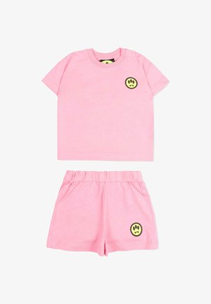 Set composto da maglietta rosa a maniche corte e pantaloncini con vita elastica, con logo a impronta di zampa gialla e nera sul petto e sui pantaloncini.