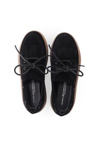 Schwarze Wildlederschuhe mit flacher Gummisohle, ausgestattet mit einem Fransen-Design, runder Spitze und Schnürung. Glatte Innenauskleidung.