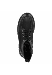 Botín negro de cuero hasta el tobillo con punta redonda, parte superior texturizada, cordones en la parte delantera y suela de goma; presenta costuras en contraste y tira de sujeción.