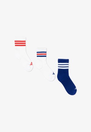 Tres calcetines deportivos para atletismo: dos blancos con franjas rojas o azules, y uno azul sólido con franjas blancas, dispuestos sobre un fondo blanco liso.