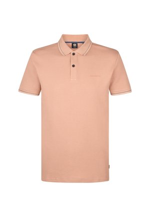 Licht perzikkleurig polo-shirt gemaakt van textuurstof. Voorzien van een drie-knopen placket, kraag met contrasterende bies en een subtiele logo detail.