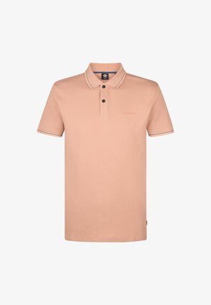 Polo shirt pêche clair en tissu texturé. Doté d'un plastron à trois boutons, d'un col avec une bordure contrastée et d'un logo discret.
