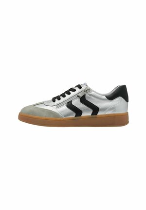 Sneaker argento e nero realizzato in pelle e suède, con design a lacci, suola in gomma e distintivi accenti a zigzag neri sui lati.