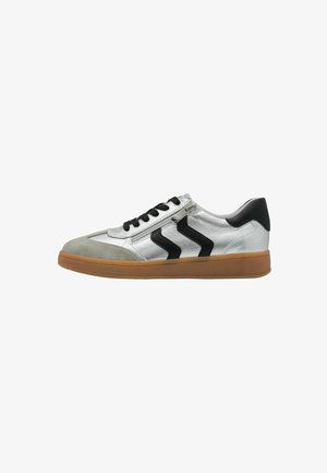 Zilveren en zwarte sneaker met leren en suède materialen, vetersluiting, rubberen zool en opvallende zwarte zigzagaccenten aan de zijkanten.