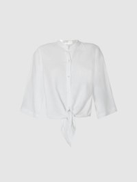 Bela lanena bluza s tri četvrtine rukava, dugmadi sprijeda i detaljem vezivanja u struku. Glatka tekstura s klasičnim dizajnom ovratnika.
