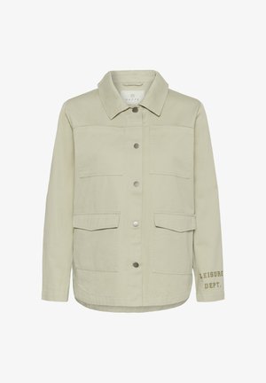 Veste beige à boutons avec quatre poches avant, un col, et le texte "LEISURE DEPT." imprimé sur la manche inférieure droite.