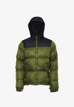 Veste matelassée verte avec capuche noire, fermeture éclair à l'avant et deux poches latérales. Présente un design matelassé et des poignets élastiques pour plus de chaleur.