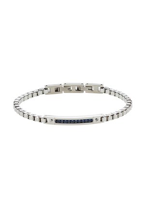 Bracciale a maglie in metallo argentato con una barra rettangolare che presenta piccole pietre blu scuro al centro, chiusura con fermaglio visibile.