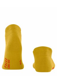 Żółte skarpetki do kostek wykonane z gładkiego, oddychającego materiału. Posiadają czerwone logo "FALKE COOL KICK" po boku. Zaprojektowane z myślą o komforcie.