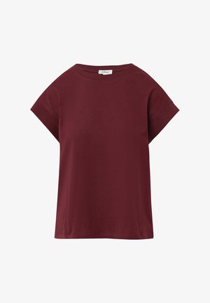 Czerwony t-shirt z krótkim rękawem i okrągłym dekoltem, z żebrowanymi mankietami oraz małą białą metką marki wewnątrz kołnierza.