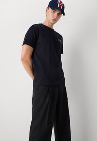Tommy Hilfiger STACK TEE - T-shirt basic - desert sky
