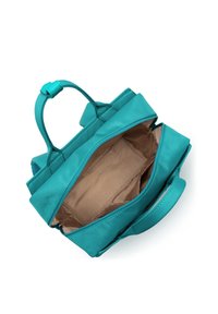 Sac à main turquoise avec texture lisse, double anses supérieures et fermeture éclair révélant un intérieur beige. Design compact et structuré.