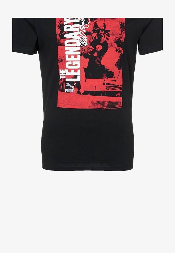 T-shirt noir à manches courtes avec un grand imprimé graphique rouge portant le texte "LA LÉGENDAIRE" et un logo circulaire à l'avant.