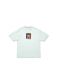 Helles mintgrünes T-Shirt mit kurzen Ärmeln aus weichem Stoff, das einen zentralen grafischen Druck mit zwei Figuren und dem Text "Yellow Stone" zeigt.