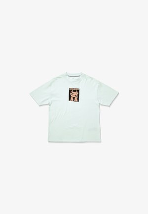 Camiseta de manga corta en verde menta claro, hecha de tela suave, que presenta una impresión gráfica central con dos figuras y el texto "Yellow Stone."