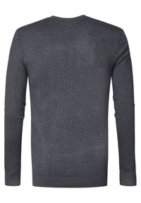 Maglione lungo grigio scuro a maniche lunghe con scollo rotondo. Tessuto morbido, polsini e orlo a costine, design minimalista senza loghi o motivi visibili.