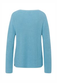 Blauer gestrickter Pullover mit weitem Ausschnitt, langen Ärmeln und seitlichen Schlitzen am Saum für mehr Bewegungsfreiheit. Glatte Textur.