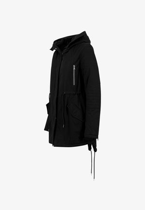 Fekete kapucnis parka dzseki cipzáras mellzsebbel, húzózsinóros derékkal, steppelt ujjal és elülső redős zsebekkel, oldalnézetből.