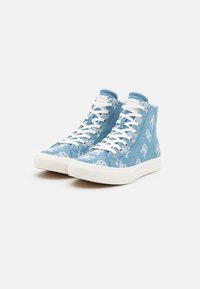 Sneaker alte in denim azzurro chiaro con lacci bianchi, caratterizzate da un motivo a logo ripetuto, suole in gomma e collo imbottito per il massimo comfort.