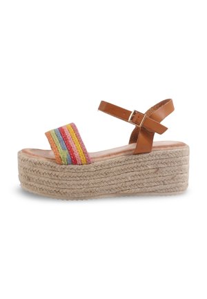Sandales avec bride en cuir marron et bande tissée multicolore, dotées d'une semelle épaisse en jute texturé. Boucle réglable à la cheville.