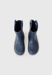 Stivali in gomma blu navy con finitura liscia, punta rotonda e suola texturizzata. Presentano due maniglie laterali per una facile calzata.