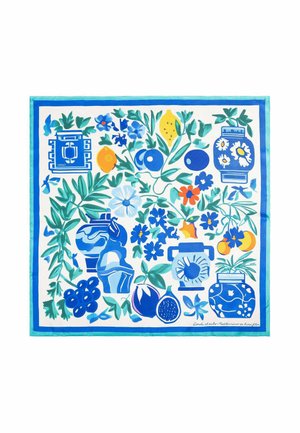 Pañuelo cuadrado con motivos florales y frutales en azul y verde, que incluyen limones, higos, uvas y jarrones decorativos azules sobre un fondo blanco.