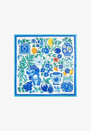 Pañuelo cuadrado con motivos florales y frutales en azul y verde, que incluyen limones, higos, uvas y jarrones decorativos azules sobre un fondo blanco.
