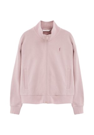 Chaqueta rosa claro con cremallera, cuello alto, dos bolsillos delanteros, puños y bajo acanalados, y pequeña figura bordada en el pecho izquierdo.