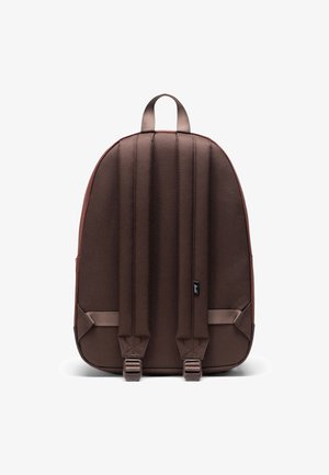 Ruskea reppu, joka on valmistettu kestävästä kankaasta, pyöreän muotoinen, pehmustetuilla olkahihnoilla ja yläkahvalla. Sisältää säädettävät hihnat ja brändäyksen.