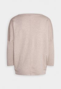 Maglione beige chiaro con scollatura rotonda, maniche a tre quarti e una morbida texture a maglia. Presenta una semplice cucitura sulla schiena e una vestibilità casual.