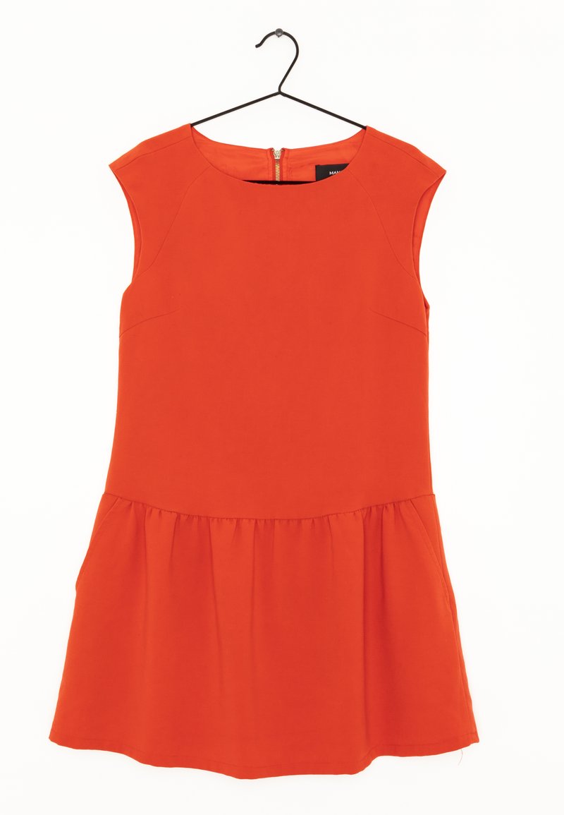 Robe sans manches rouge avec un ourlet évasé, dotée d'un col rond et d'une fermeture éclair dans le dos. Fabriquée en tissu lisse sans motifs visibles.