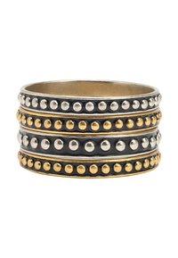 Pierścionek z nałożonymi na siebie sekcjami w srebrnym, z�łotym i czarnym kolorze, z okrągłymi dekoracyjnymi ćwiekami oraz gładką wewnętrzną obręczą. Wykonany z metalu stopowego.