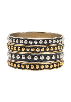 Pierścionek z nałożonymi na siebie sekcjami w srebrnym, złotym i czarnym kolorze, z okrągłymi dekoracyjnymi ćwiekami oraz gładką wewnętrzną obręczą. Wykonany z metalu stopowego.