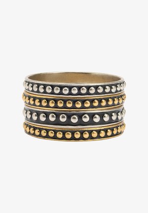 Pierścionek z nałożonymi na siebie sekcjami w srebrnym, złotym i czarnym kolorze, z okrągłymi dekoracyjnymi ćwiekami oraz gładką wewnętrzną obręczą. Wykonany z metalu stopowego.