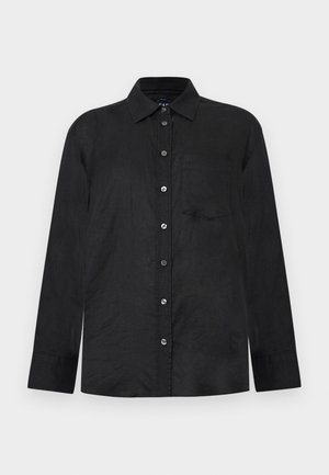 Zwart overhemd met lange mouwen, knopen, kraag en een enkele borstzak, weergegeven op een lichtgrijze achtergrond.