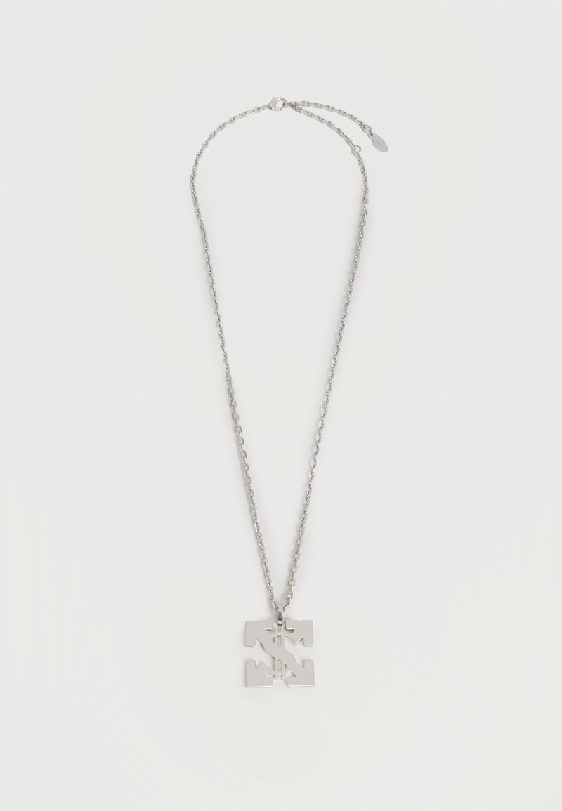 Ασημένιο κολιέ με αλυσίδα και τετράγωνο μενταγιόν που έχει κοπτή σχεδίαση με σύμβολο δολαρίου, παρουσιάζεται σε λευκό φόντο.