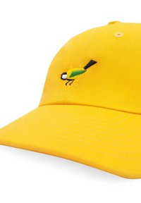 Żółta bawełniana czapka z wyhaftowanym zielono-czarnym wzorem ptaka z przodu. Posiada zakrzywiony daszek oraz widoczne detale szycia.