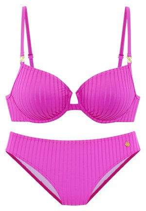 Rosa gestreifter Bikini-Set mit einem gepolsterten BH mit verstellbaren Trägern und passenden Hipster-Höschen, beide mit elastischen Bändern und goldenen Akzenten.