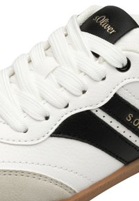 Bijele tenisice s crnim naglaskom, teksturirana koža i bijele vezice. Zlatni brand "s.Oliver" na jeziku, smešani potplat.