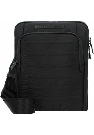 Borsa a spalla in tessuto nero, testurizzato, con chiusura a zip, dettagli sul pannello frontale e tracolla staccabile. Presenta una placca con il logo sulla parte superiore.