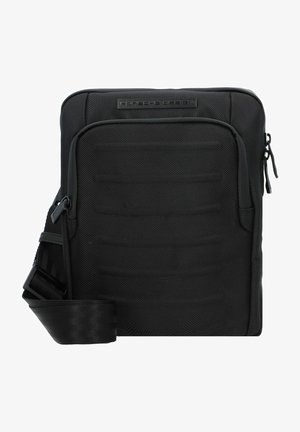 Borsa a spalla in tessuto nero, testurizzato, con chiusura a zip, dettagli sul pannello frontale e tracolla staccabile. Presenta una placca con il logo sulla parte superiore.