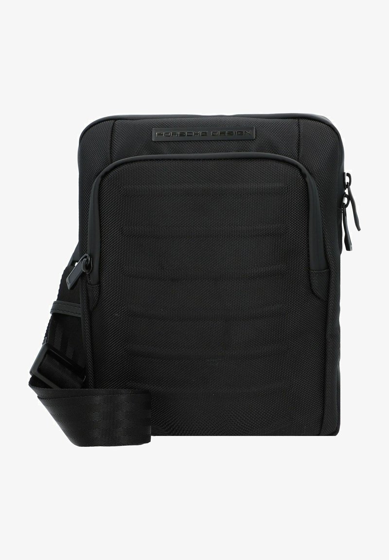 Borsa a spalla in tessuto nero, testurizzato, con chiusura a zip, dettagli sul pannello frontale e tracolla staccabile. Presenta una placca con il logo sulla parte superiore.