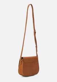 Brązowa skórzana torebka na ramię z klapą i regulowanym paskiem na jednolitym białym tle.