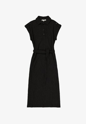 Zwarte jurk met kraag, korte mouwen, knoopsluiting, riem in de taille, gestructureerde stof en knielengte ontwerp.
