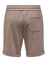 Shorts marron décontractés avec taille élastique, poche plaquée arrière droite et ourlets retroussés.
