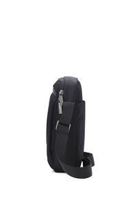 Borsa a tracolla nera realizzata in tessuto resistente, dotata di una singola tracolla regolabile, tasche con zip e una forma rettangolare elegante.