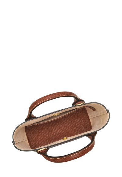 Braune Ledertasche mit strukturiertem Äußeren, glattem Innenraum und zwei Griffen. Ausgestattet mit goldenen Beschlägen und einem geräumigen, gefütterten Innenraum.